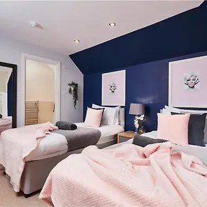 Striking Monroe Suite! Bath